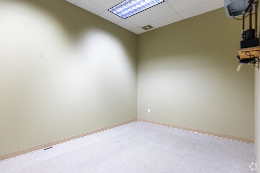 More Photos Of 1615 Dundas St E, Whitby General Retail For Lease