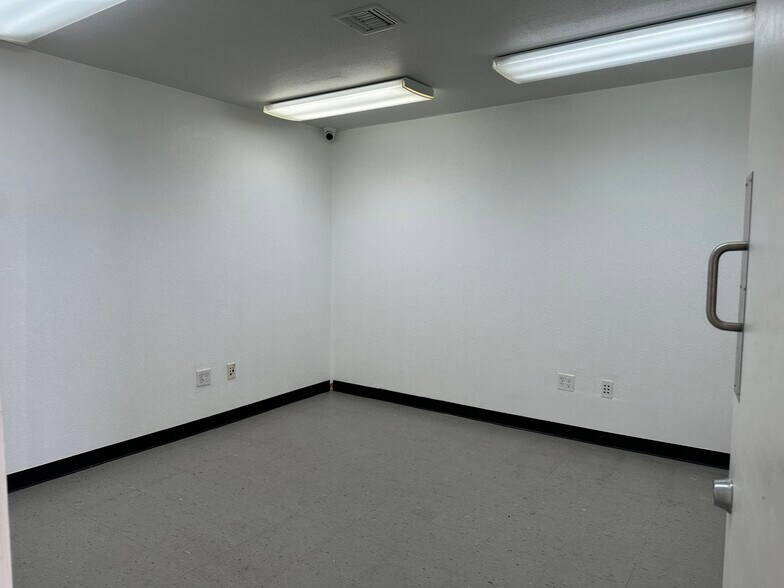More Photos Of 9525 Owensmouth Ave, Chatsworth Research And Development For Lease