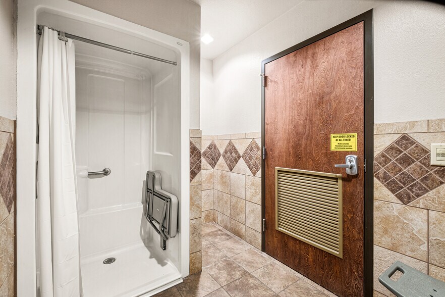 More Photos Of 6045 Lipan St, Denver Unknown For Lease