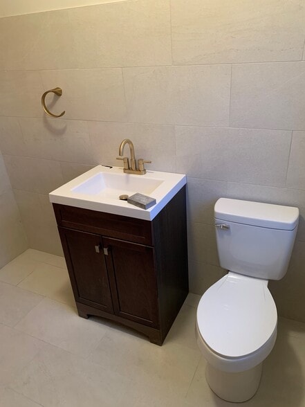 More Photos Of 950 W Jefferson St, Franklin Medical For Lease