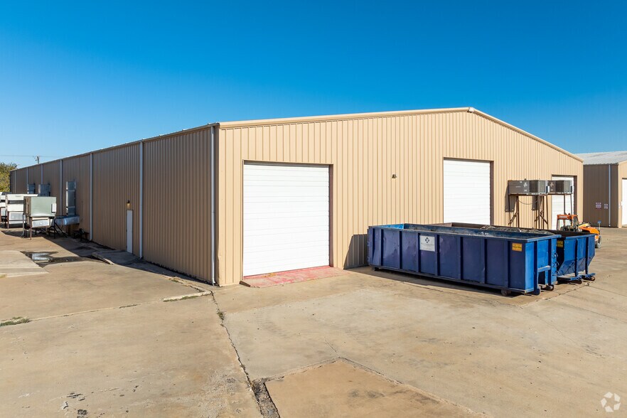 More Photos Of 711 W Kennedale Pky Building D, Kennedale Warehouse For Lease