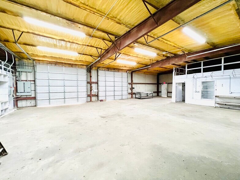More Photos Of 4512 S Highway 35, Alvin Light Manufacturing For Lease
