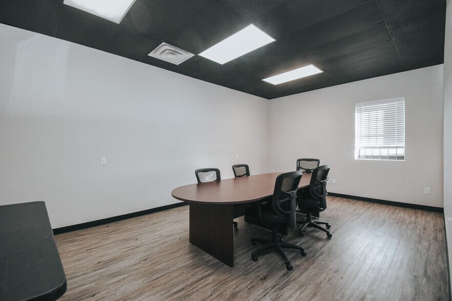 More Photos Of 13102 N Navarro St, Victoria Flex For Sale