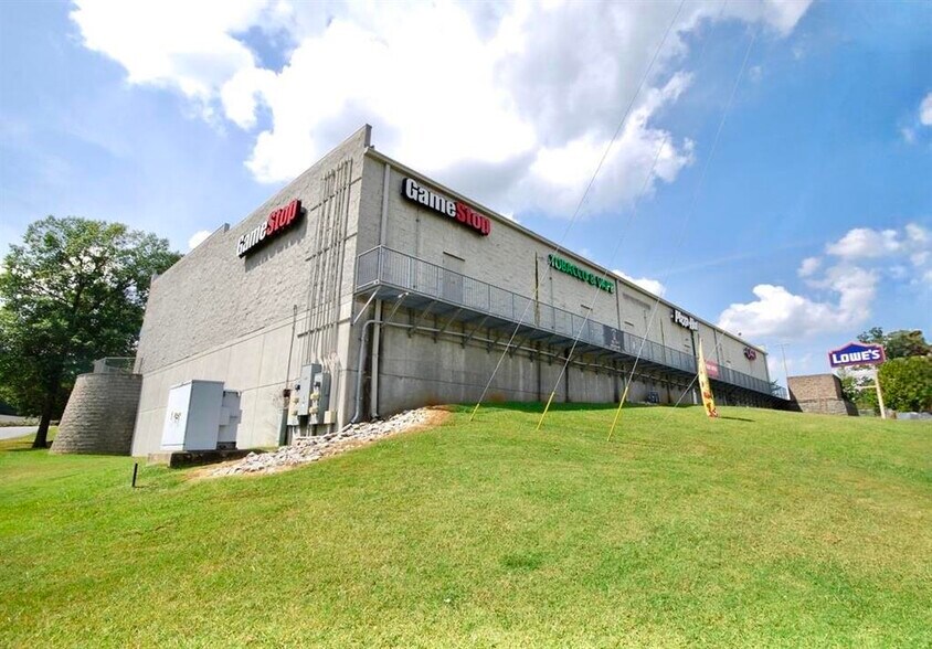 More Photos Of 2095-2103 S Highland Ave, Jackson Storefront Retail Office For Lease