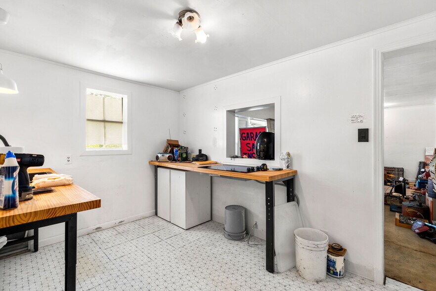 More Photos Of 805 N Magnolia Ave, Luling Flex For Sale