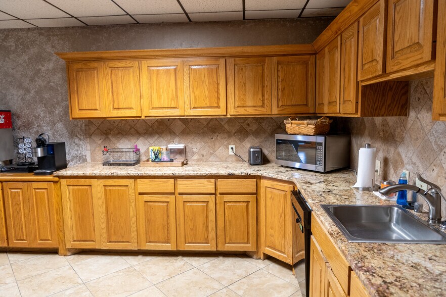 More Photos Of 125 W Missouri Ave, Midland Office For Lease