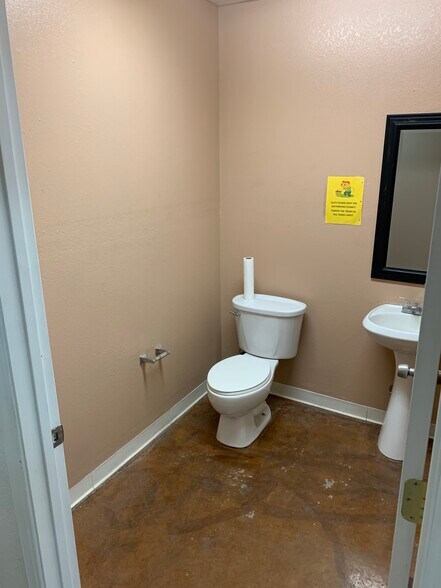 More Photos Of 12708 Montana Ave, El Paso Warehouse For Lease