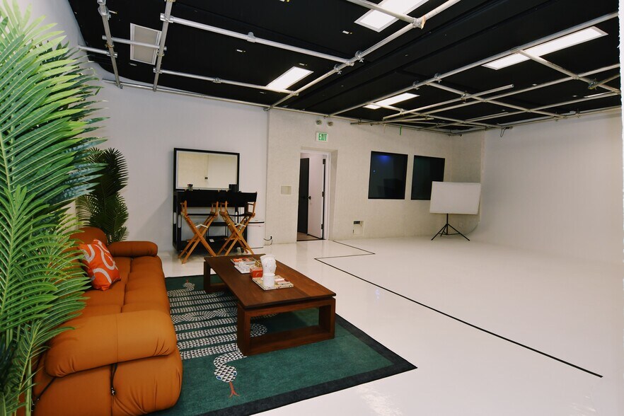 More Photos Of 1104 S Robertson Blvd, Los Angeles Office For Lease