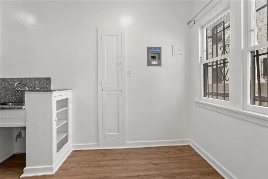 More Photos Of 630 S Cochran Ave, Los Angeles Apartments For Sale