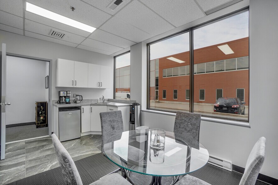 More Photos Of 274-278 Av Labrosse, Pointe-claire Warehouse For Lease