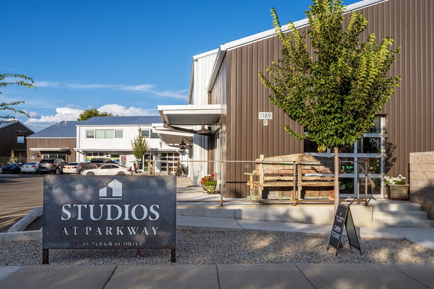 More Photos Of 1189 Parkway Dr, Santa Fe Showroom For Sale