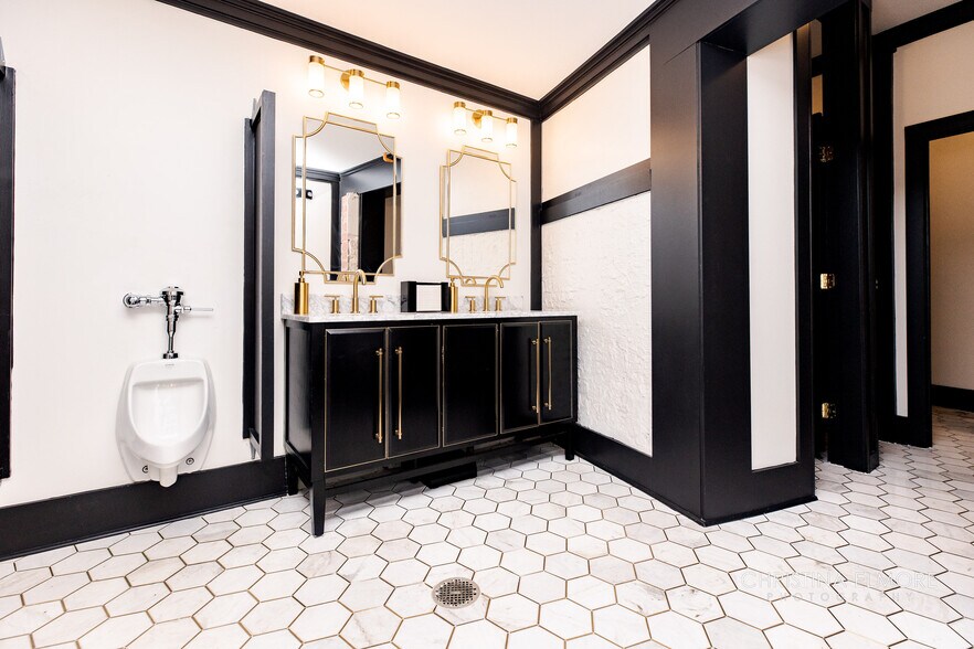 More Photos Of 806 Commerce St, Perry Storefront Retail Office For Sale