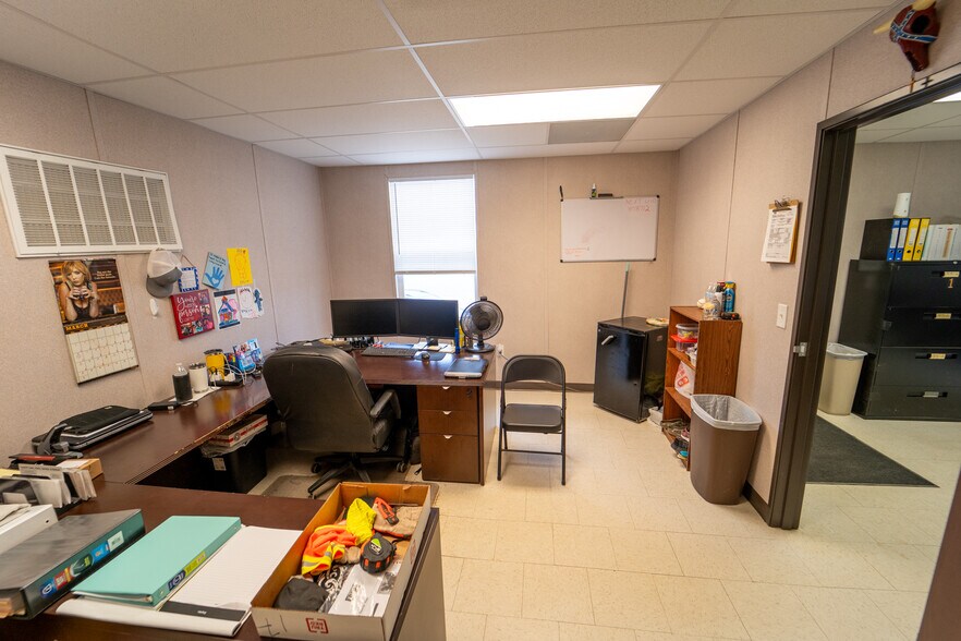 More Photos Of 236 Industrial Park Dr, Victoria Warehouse For Lease