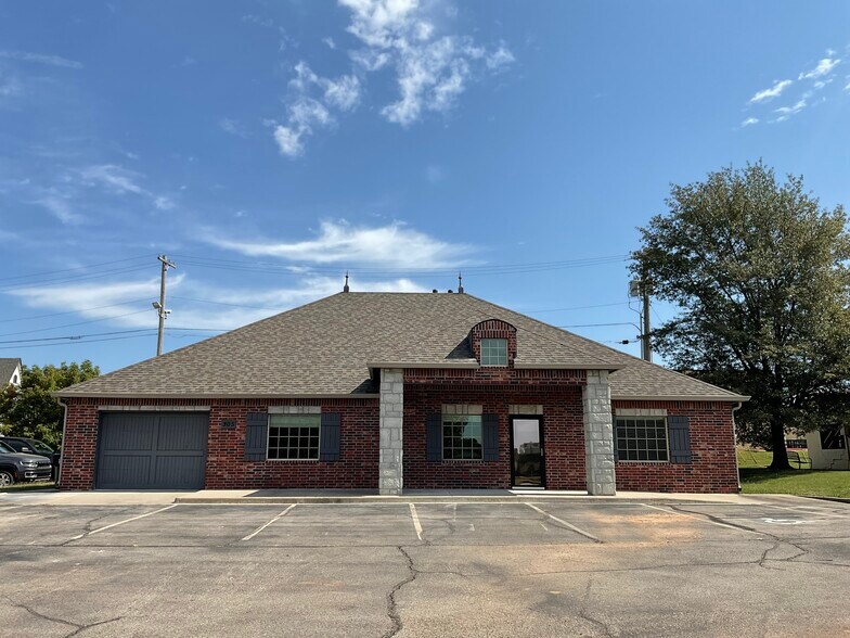More Photos Of 305 N Beech Cir, Broken Arrow Office For Lease