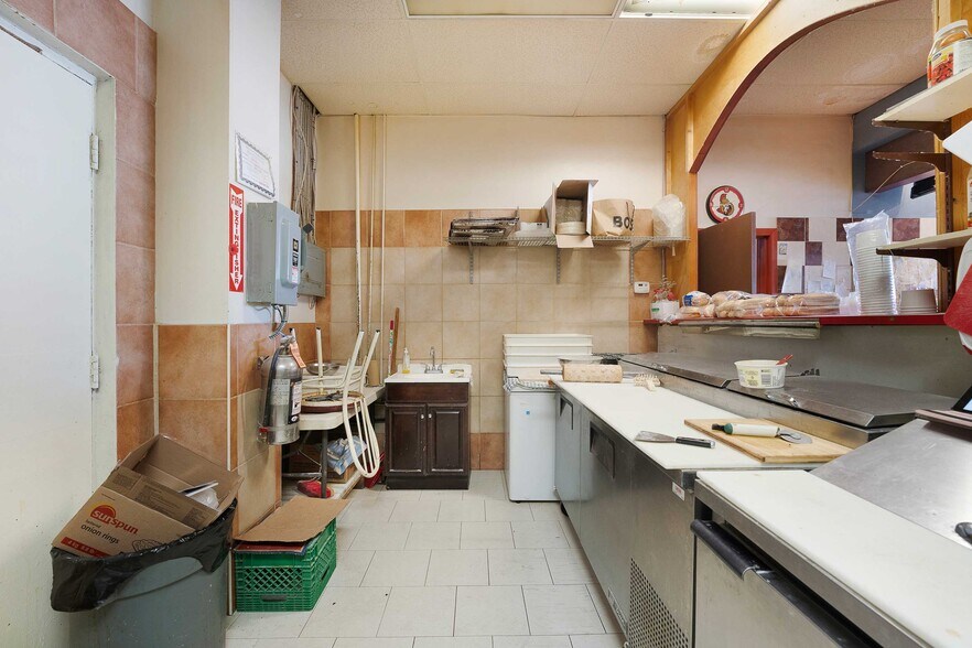 More Photos Of 1705 Wyandotte St W, Windsor Storefront For Sale