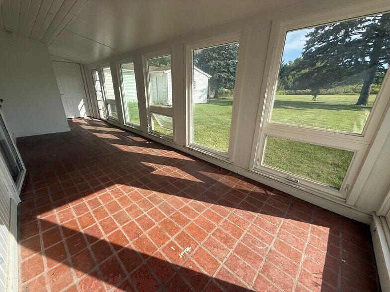 More Photos Of 806 Penny Ave, East Dundee Storefront Retail Office For Lease