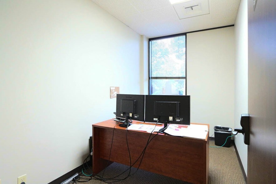 More Photos Of 2020 N Loop Fwy W, Houston Office For Lease