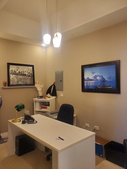 More Photos Of 820 E Terra Cotta Ave, Crystal Lake Office For Sale