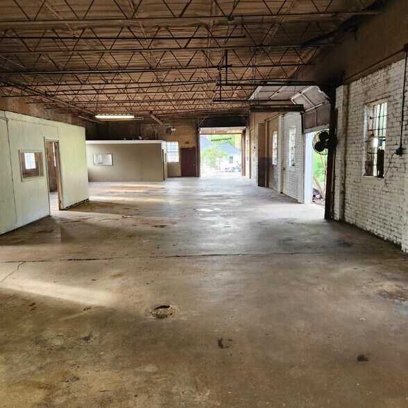 More Photos Of 1150-1156 Sweeten Creek Rd, Asheville Warehouse For Lease