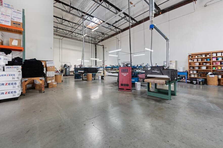 More Photos Of 661 Cochran St, Simi Valley Manufacturing For Sale
