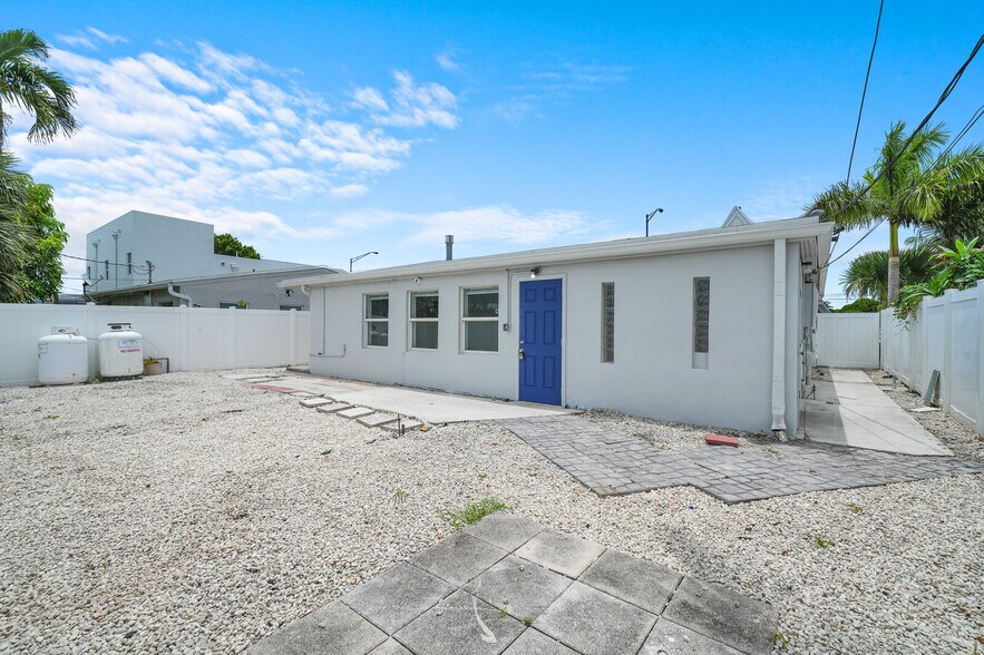 More Photos Of 311 E Commercial Blvd, Oakland Park Freestanding For Sale