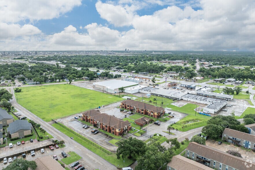 More Photos Of 107 Oak Park Dr, Clute Apartments For Sale