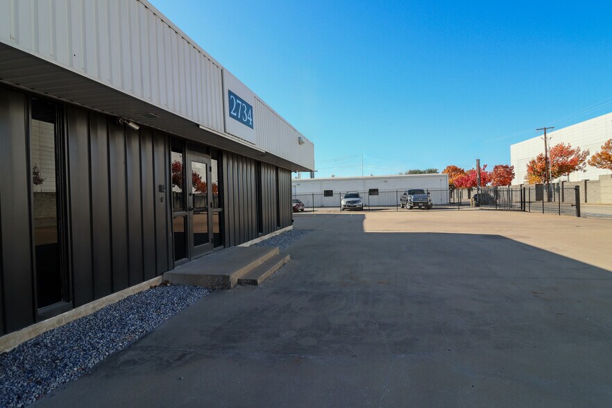More Photos Of 2734 Burbank St, Dallas Warehouse For Lease