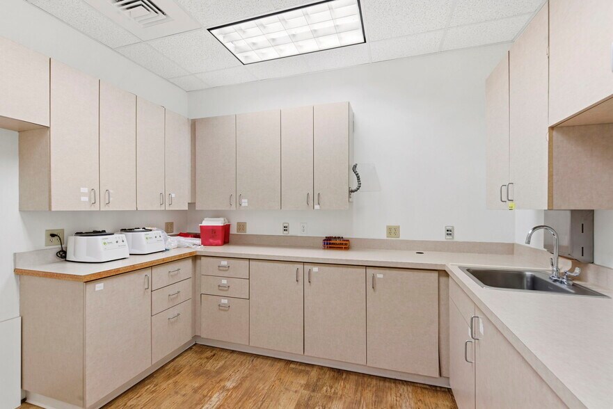 More Photos Of 5552 N Farmer Branch Rd, Ozark Office For Sale