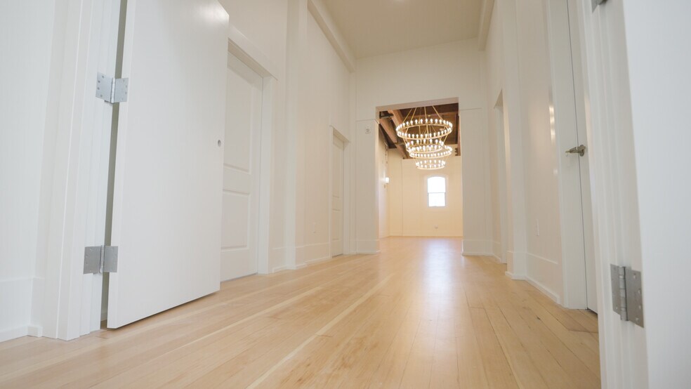 More Photos Of 550 N 1st St, Woodburn Office For Sale