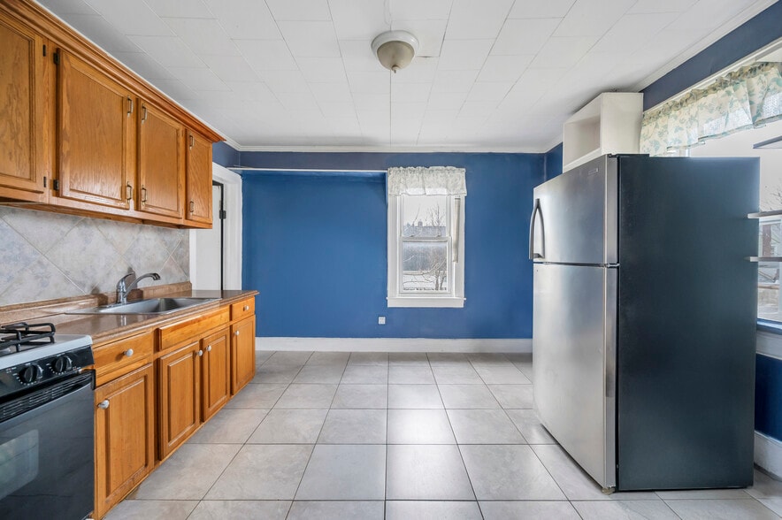 More Photos Of 307 Clinton St, Hempstead Storefront Retail Residential For Sale