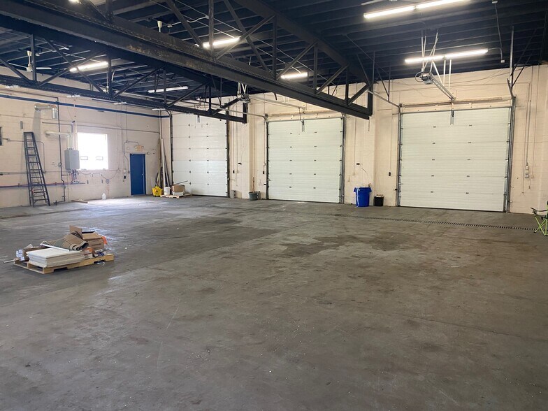 More Photos Of 6333 N Teutonia Ave, Milwaukee Warehouse For Lease
