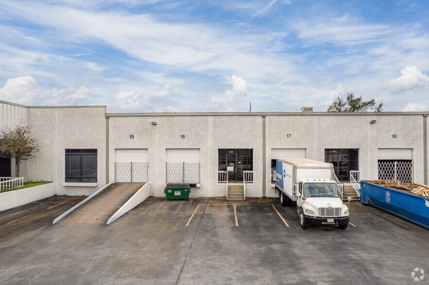 More Photos Of 4260-4298 Clark Rd, Houston Distribution For Lease