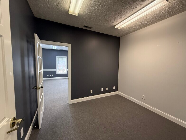 More Photos Of 2936 Breezewood Ave, Fayetteville Office For Lease