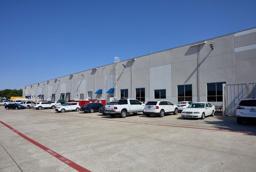 More Photos Of 4550 Excel Pky, Addison Light Manufacturing For Lease