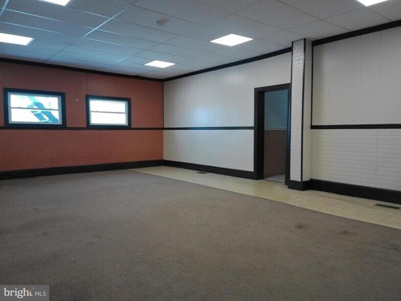 More Photos Of 2 W Market St, Gratz Storefront Retail Residential For Lease