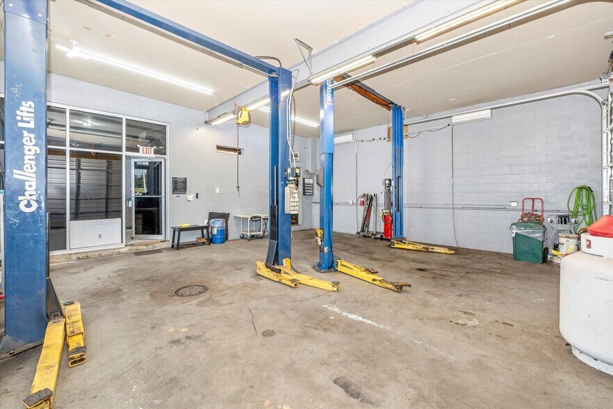 More Photos Of 9827 Hansonville Rd, Frederick Auto Repair For Sale