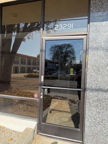More Photos Of 23291 Ventura Blvd, Woodland Hills Loft Creative Space For Lease