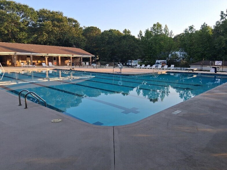 More Photos Of 712 Brooks Rd, Mauldin Swimming Pool For Sale