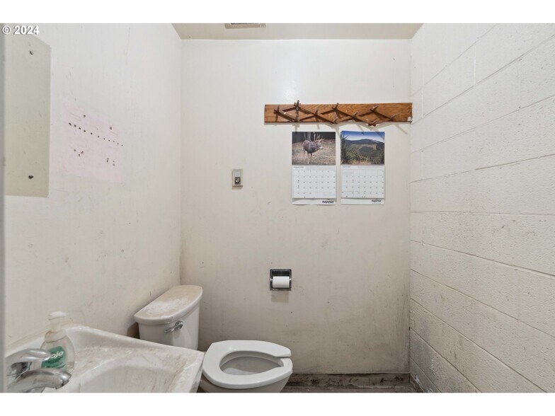 More Photos Of 665 Hemlock Ave, Coos Bay Refrigeration Cold Storage For Sale