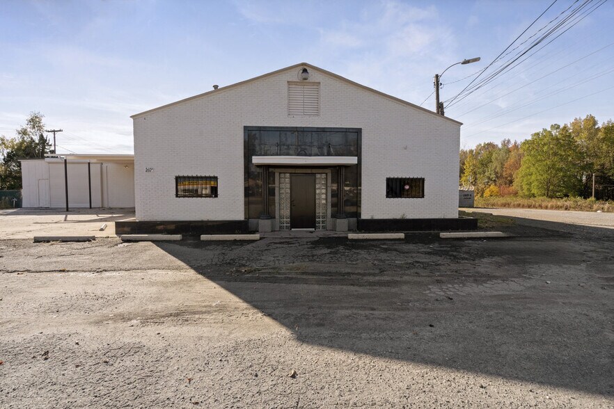 More Photos Of 2601 Wilkinson Blvd, Charlotte Industrial For Sale
