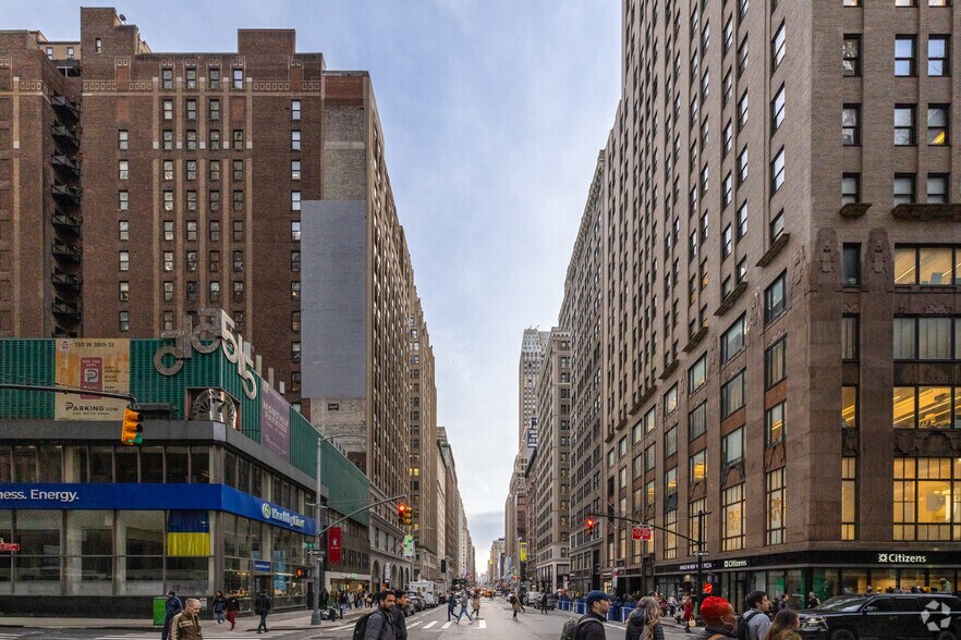 More Photos Of 501 Fashion Ave, New York Office For Lease