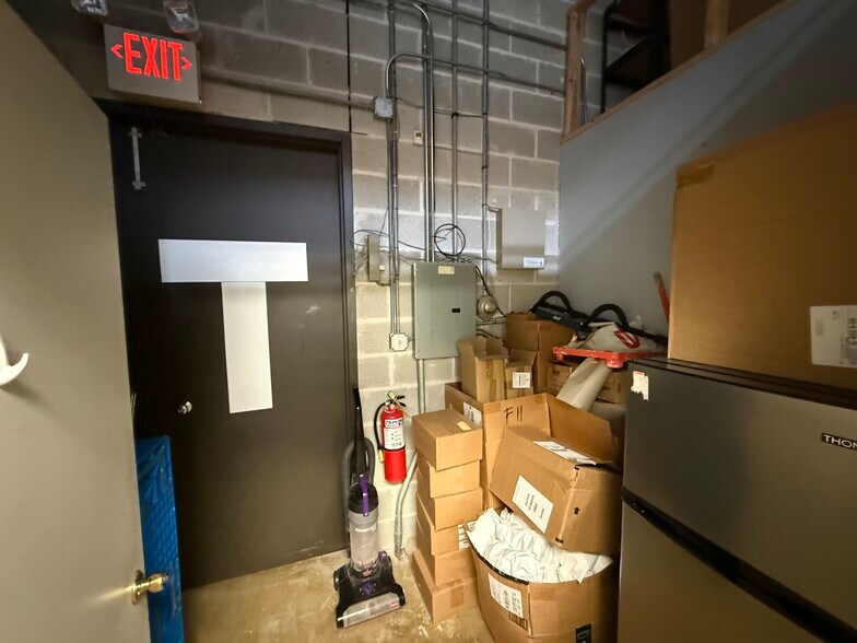 More Photos Of 537 N Wolf Rd, Wheeling Warehouse For Lease