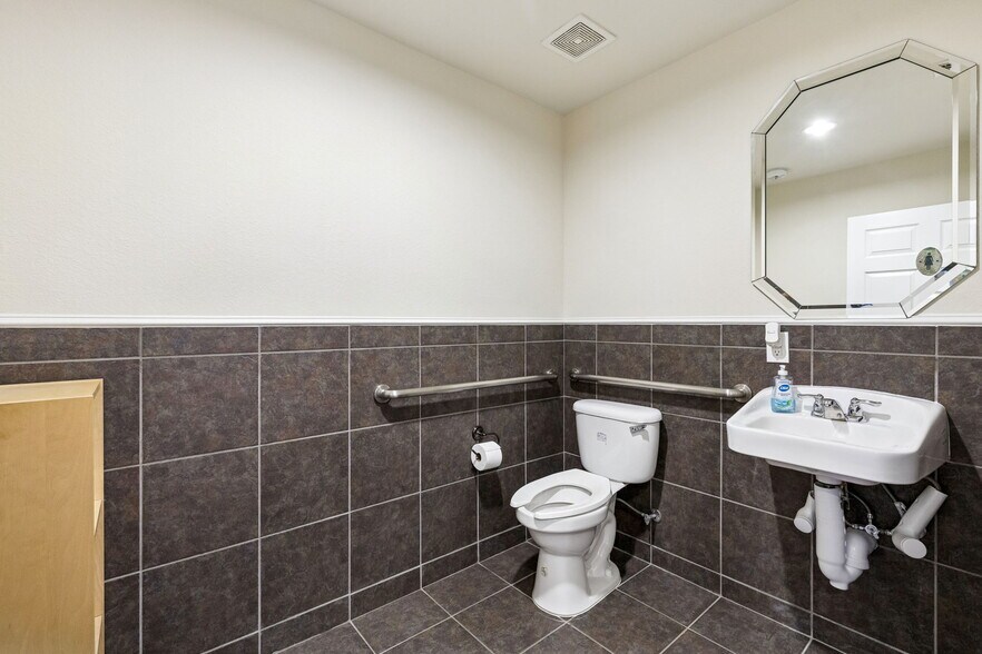 More Photos Of 6636 N Riverside Dr, Fort Worth Office For Lease