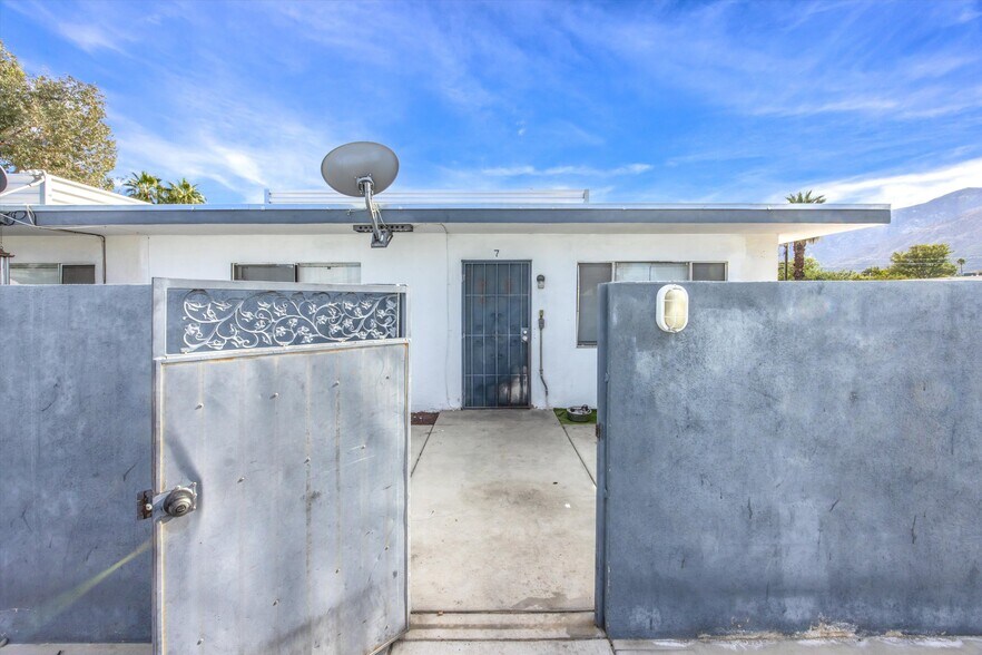 More Photos Of 238 S Saturmino Dr, Palm Springs Apartments For Sale