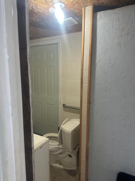 More Photos Of 5454 N Shepherd Dr, Houston Auto Salvage Facility For Lease