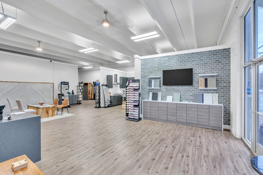 More Photos Of 518 W North 1st St, Seneca Storefront Retail Office For Sale