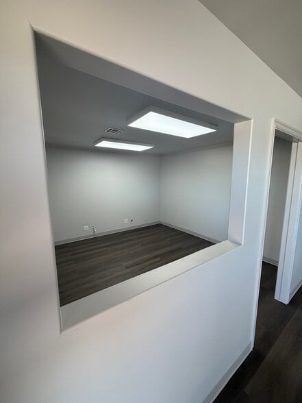 More Photos Of 10934 E 55th Pl, Tulsa Distribution For Lease