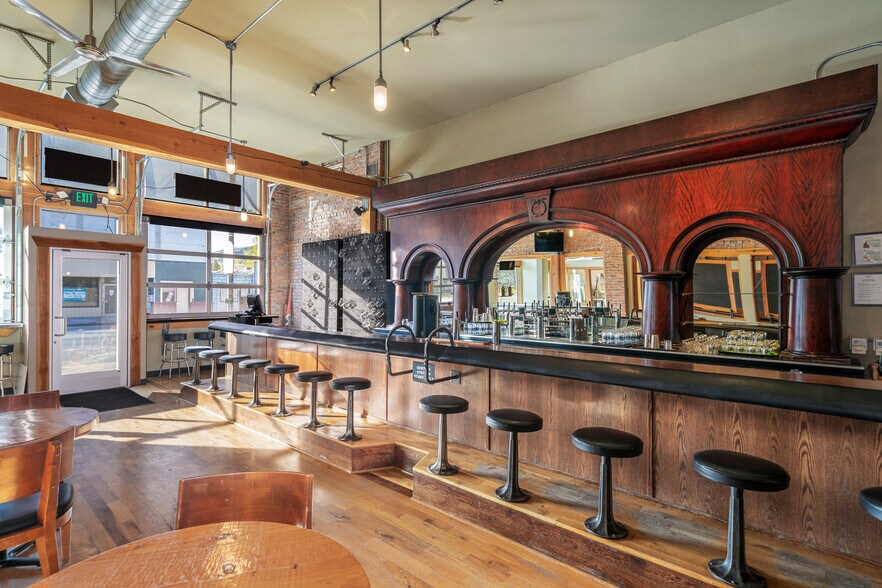 More Photos Of 1307 Main St, Oroville Bar For Sale