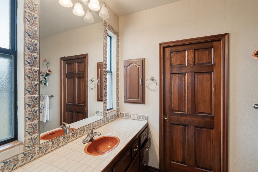 More Photos Of 505 Gilchrist Ln, Del Rio Specialty For Sale