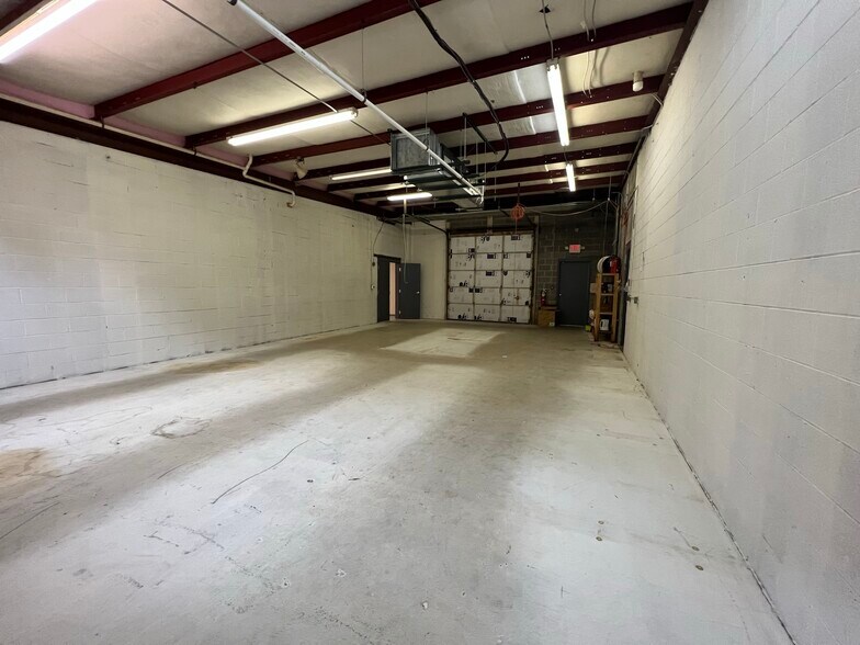 More Photos Of 1725 Louisville Dr, Knoxville Office For Lease